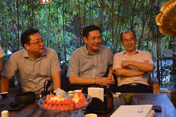 杜刚书记（左）、黄光会长（中）、王延龙处长（右）与央企地产代表交流。_副本.jpg